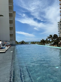 ホテルのプール