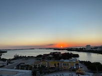 Um lindo pôr do sol, visto do terraço, que mostra a parte de trás, virada para um lago