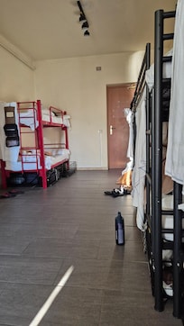 Tamanho do quarto bom, mas camas de ferro que fazem barulho demais.