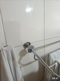 Toalheiro soltando da parede, acima do vaso. Podendo acontecer um acidente.