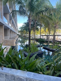 Swim up rooms