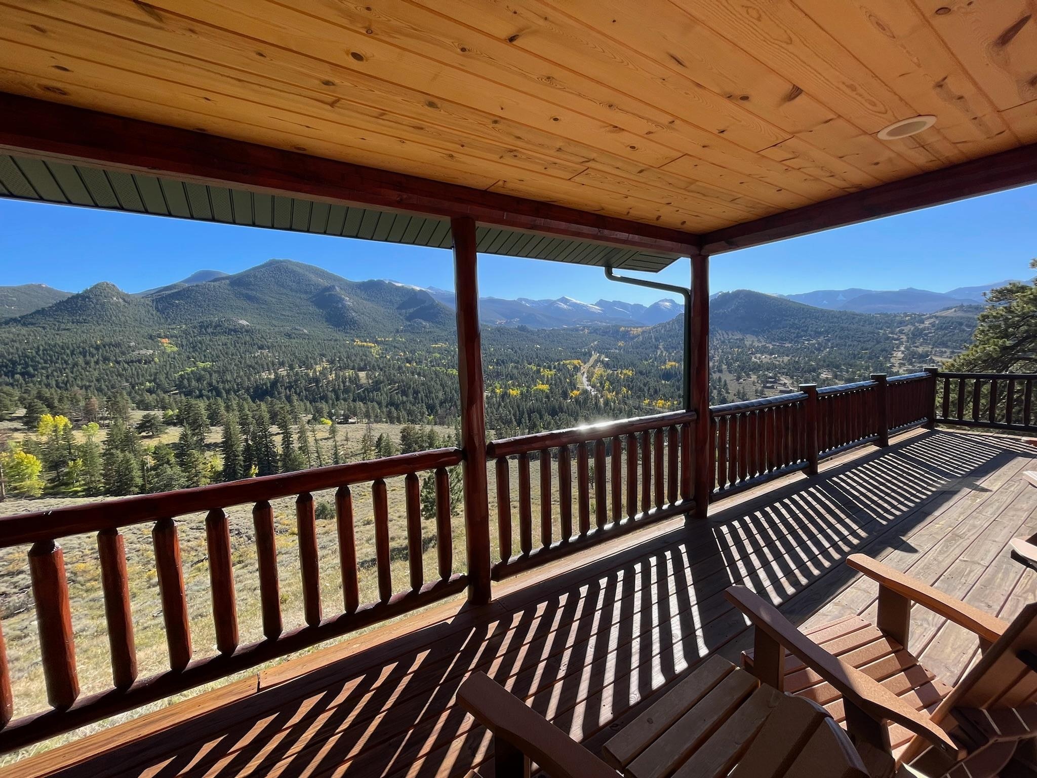 Large deck and beautiful view. 