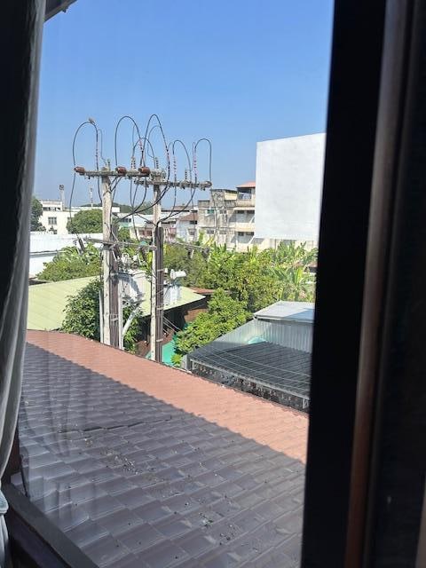 In the room description, this is what they meant by "partial city view" lol