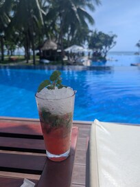 プールでのお酒