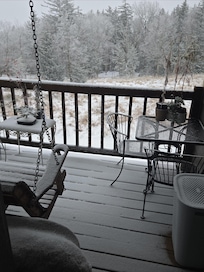 We were blessed with snow during our stay. The maintenance crew shoveled the walkway three times. Great no work snow!