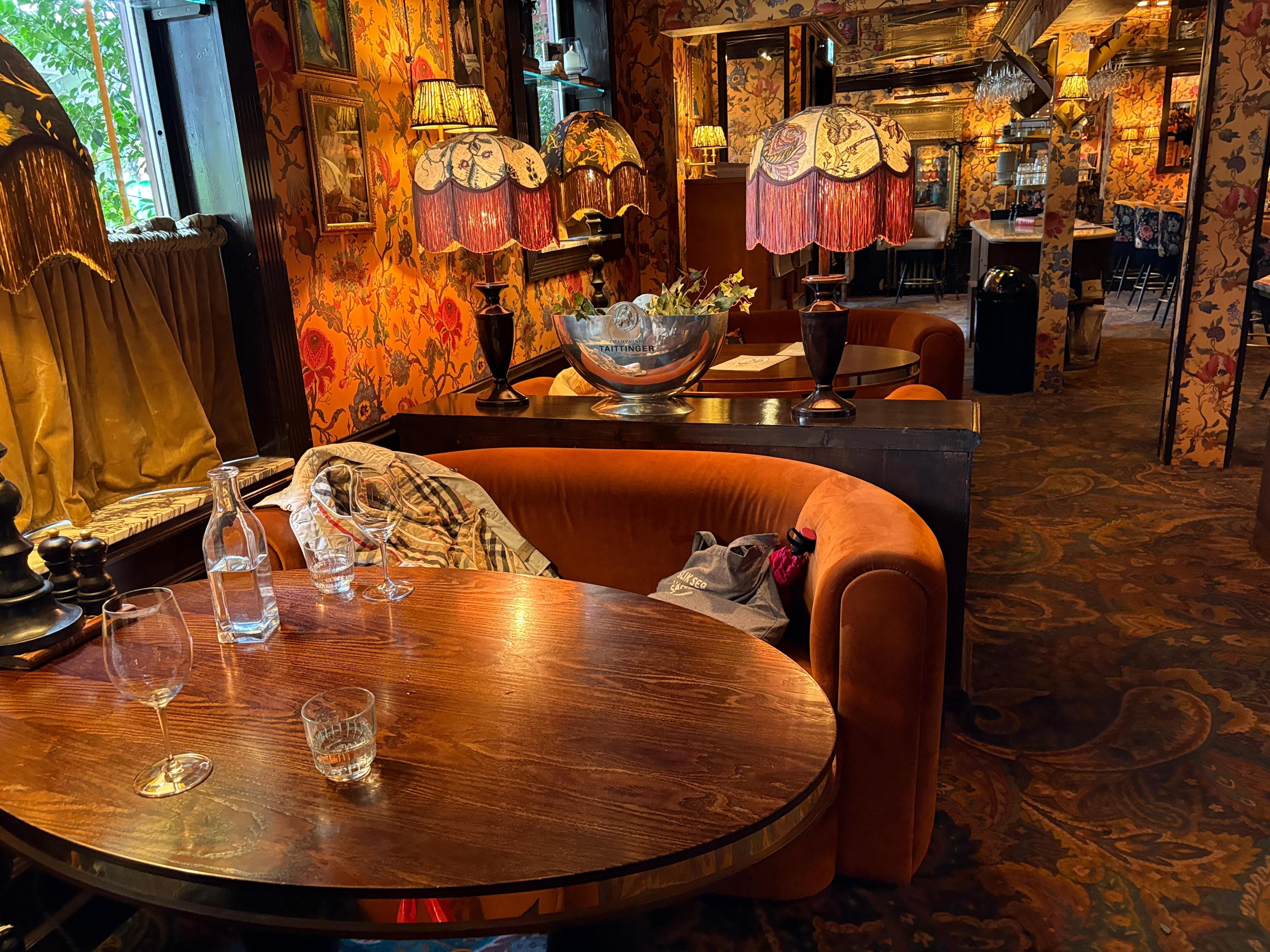 Lobby, including bar & breakfast room