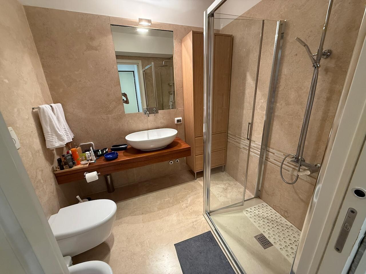 Updated bath was very nice, but note that the tub mentioned in the listing is not here. Also worth noting, they may provide one towel per guest without regard to the length of your stay so you might want to request extras in advance.