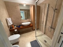 Updated bath was very nice, but note that the tub mentioned in the listing is not here. Also worth noting, they may provide one towel per guest without regard to the length of your stay so you might want to request extras in advance.