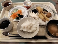 和食でも洋食でも、両方でもOKの朝食、無料です🥢