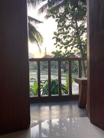 部屋の先は、のどかな田んぼの風景。夕陽が美しい。