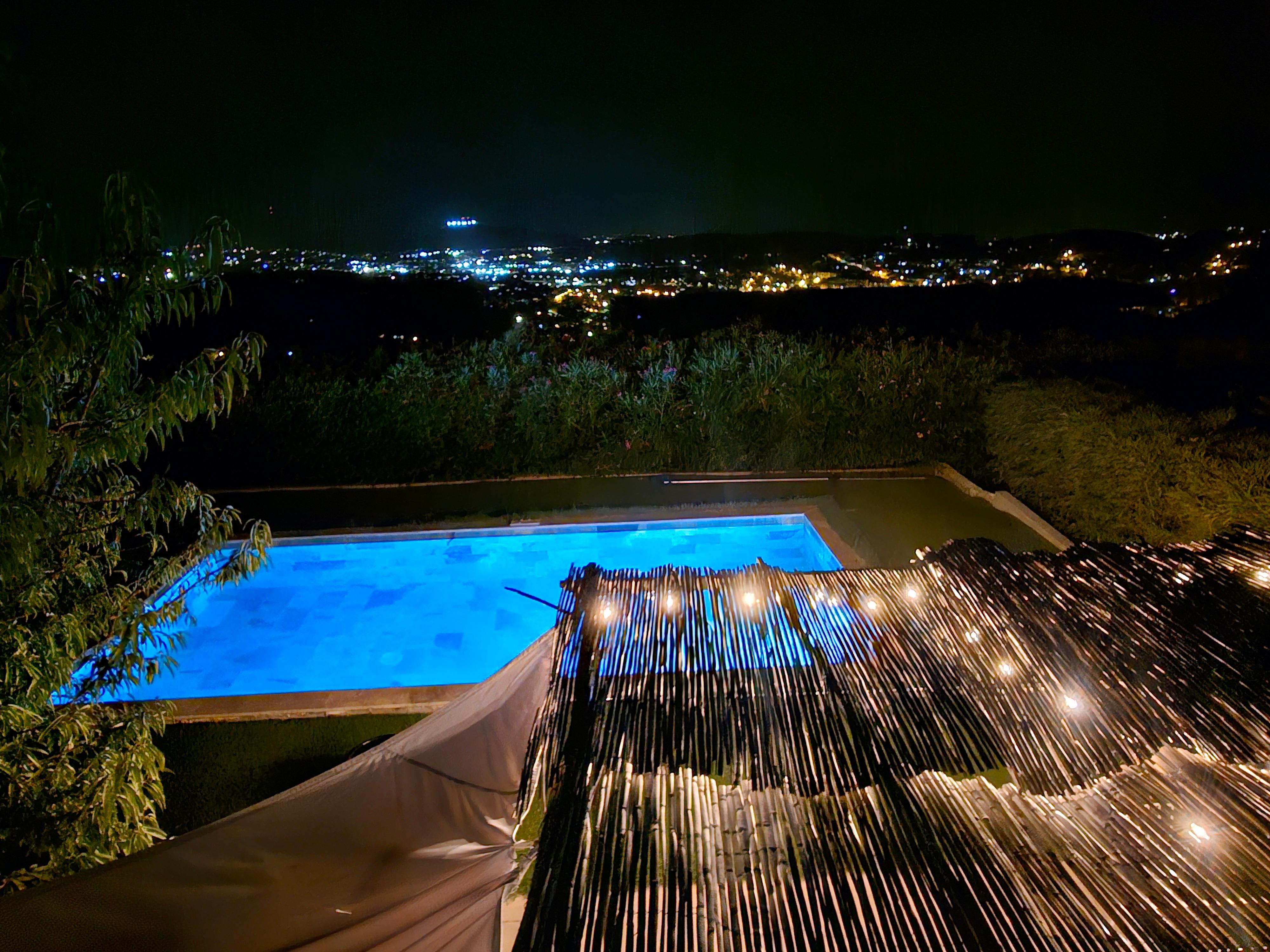 Blick auf die Stadt bei Nacht. 
