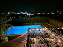 Blick auf die Stadt bei Nacht.