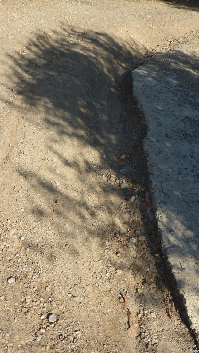 12 cm tiefe scharfkantige Furchen machten jede Anfahrt zum Wagnis