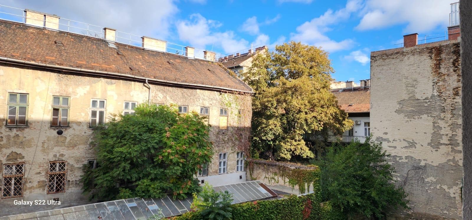 Vista da varanda. Logo abaixo, não da para ver na imagem, há uma “praça” com bancos, do próprio condomínio que é uma delicia! 