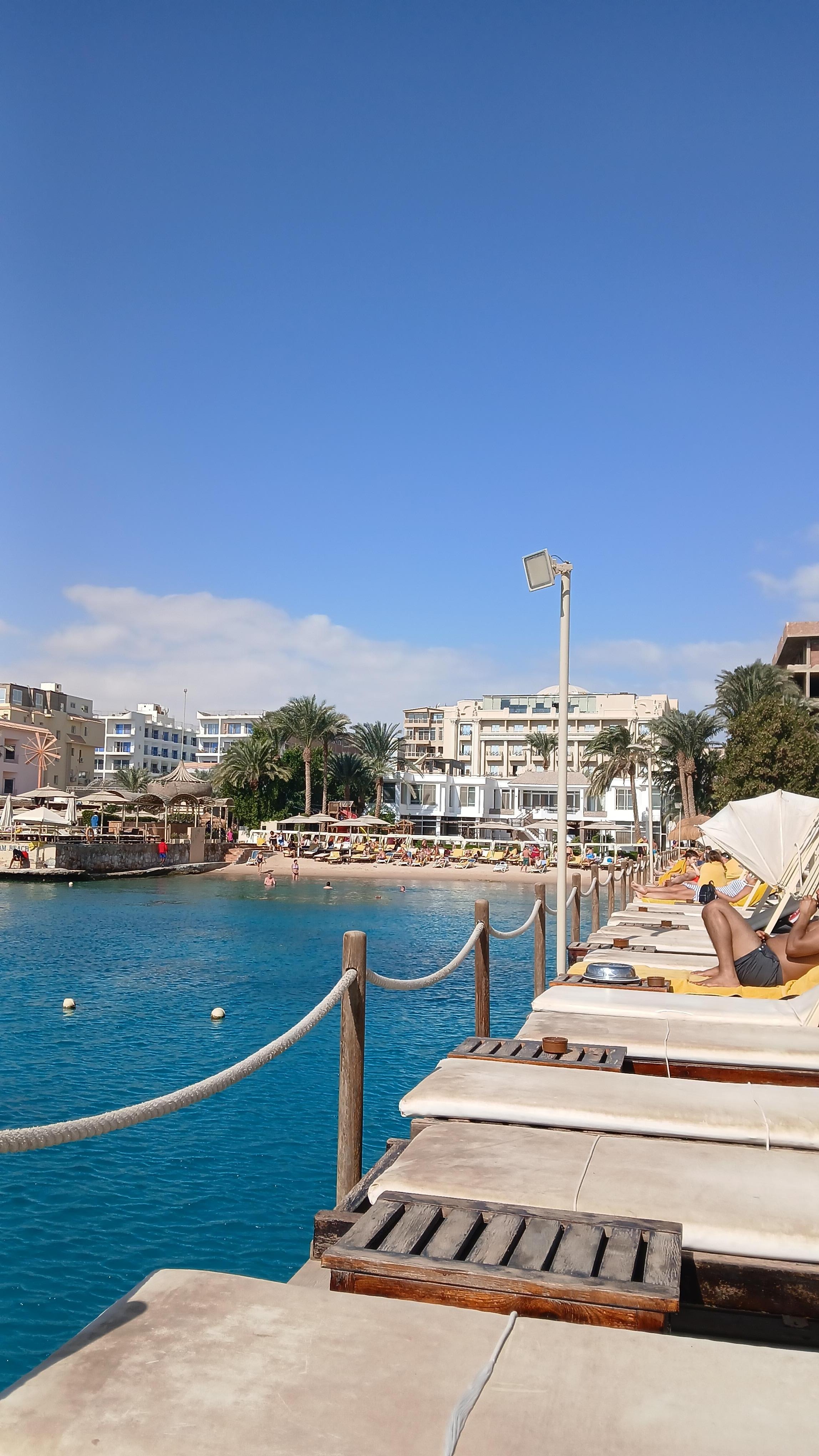 Sandstrand ligger mellom de to brygge 