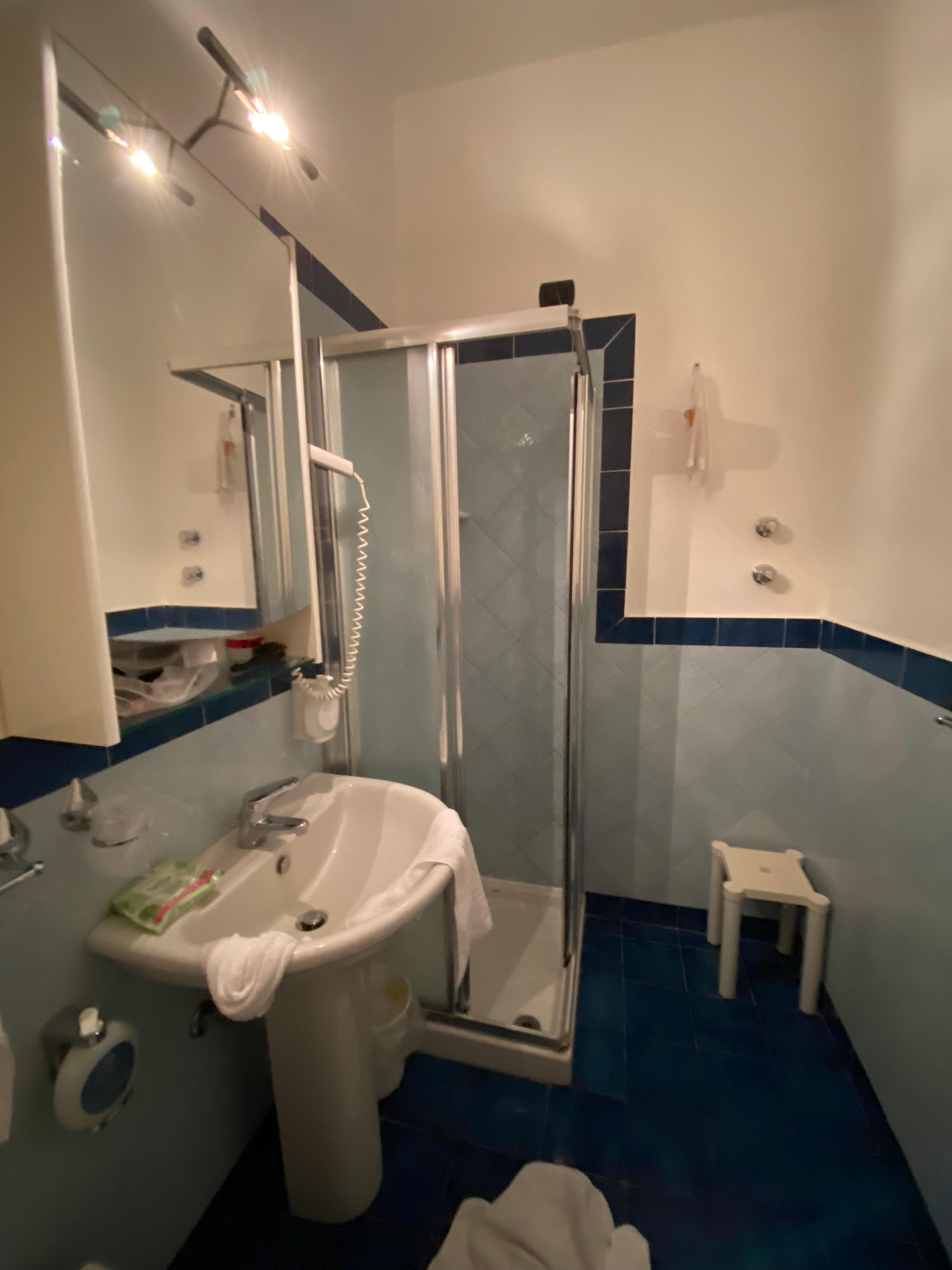 Bad på hotellet. Enkelt, men greit. 