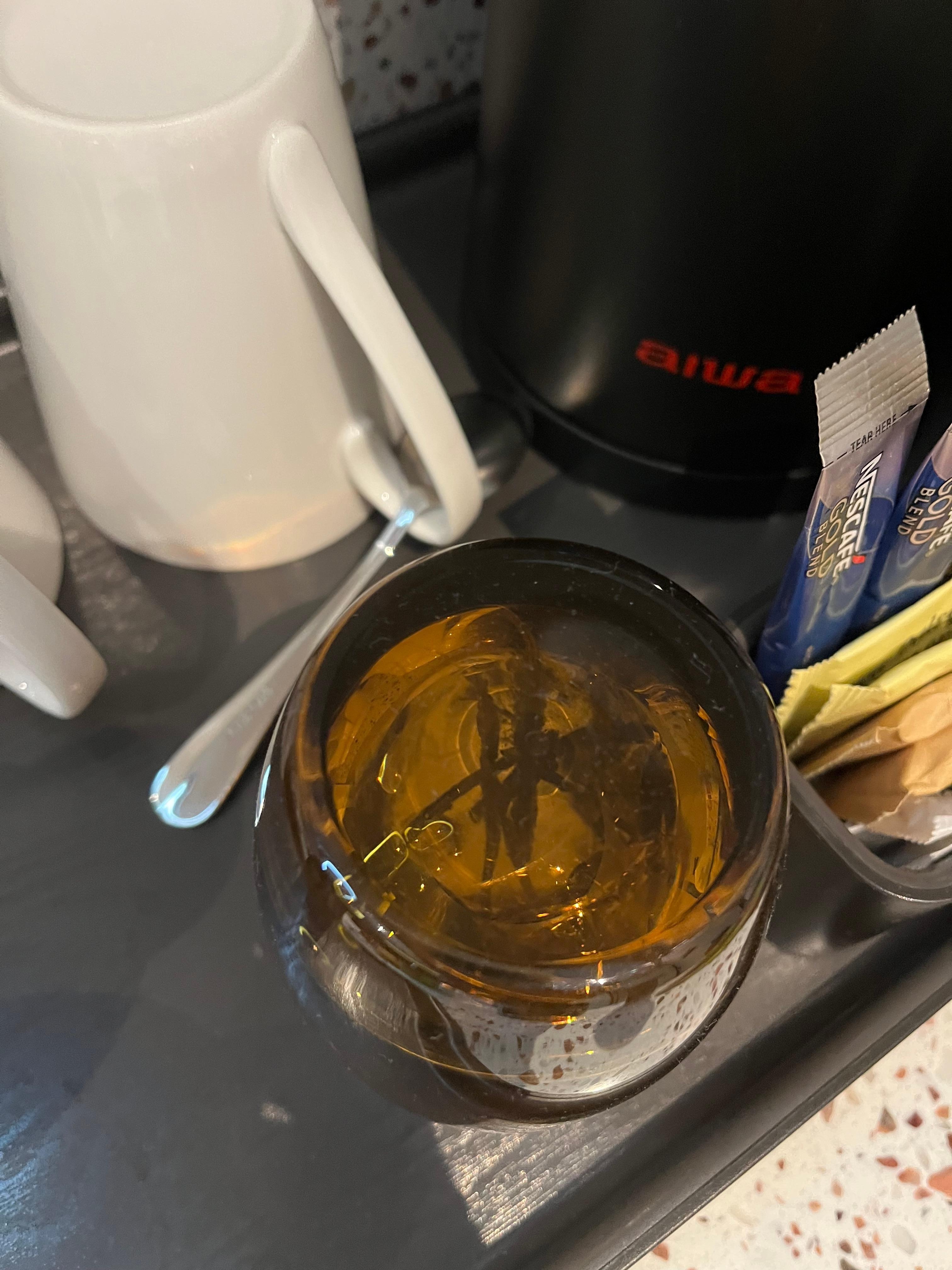 Dieses Glas wurde zehn Tage lang nicht ausgetauscht, während meines Aufenthaltes….