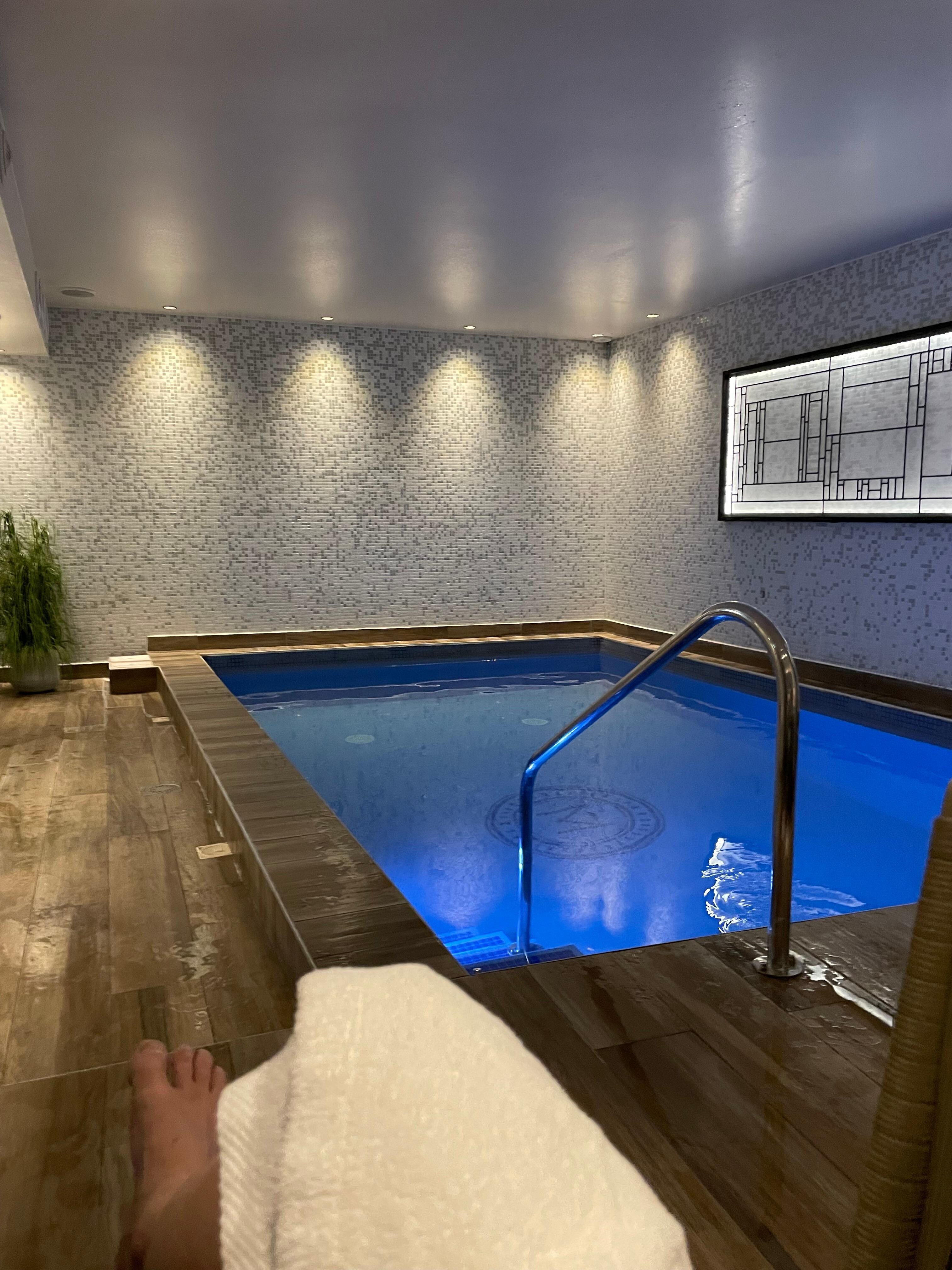 Poolen i hotellets spa