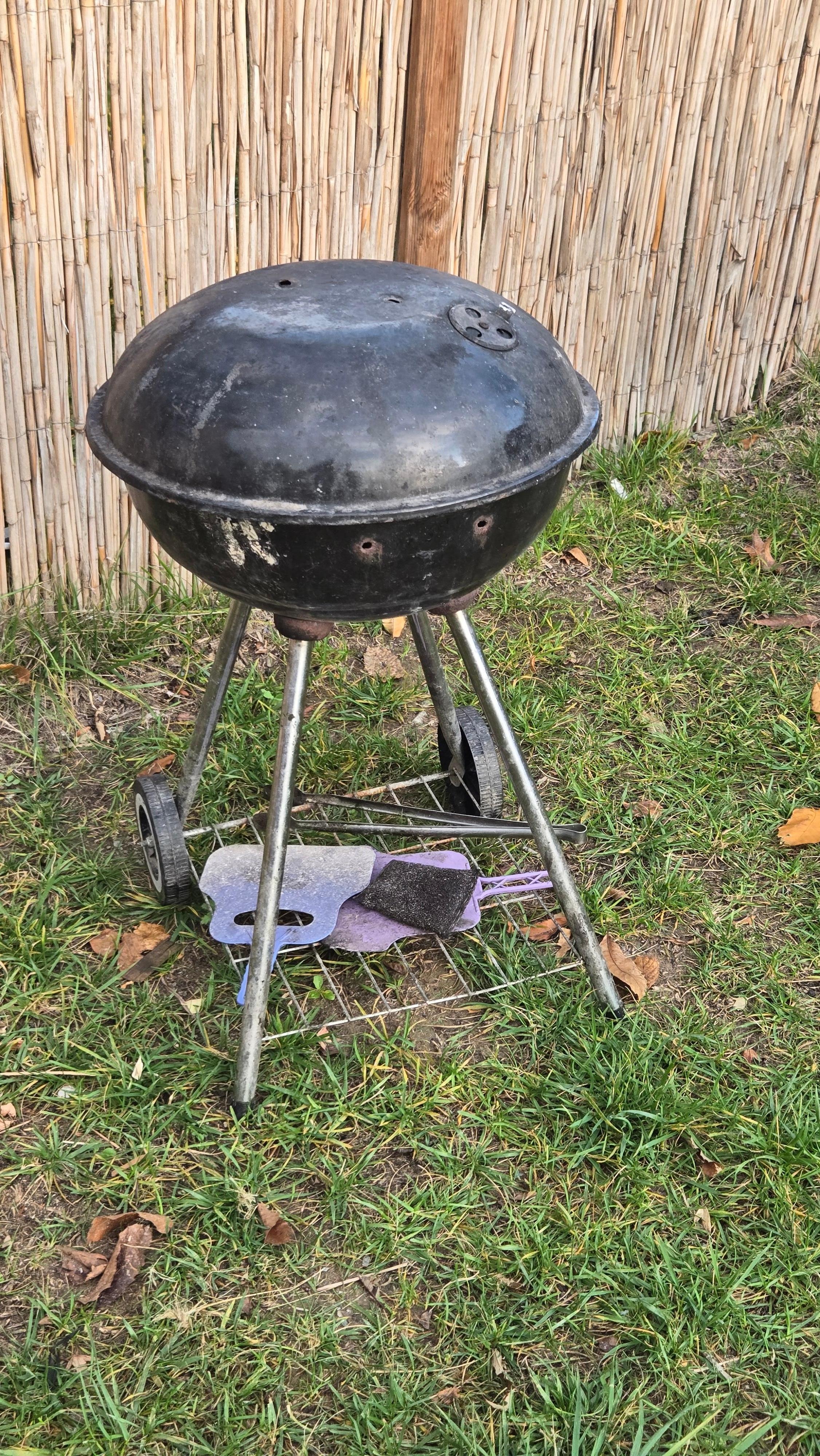 dirty and broken bbq