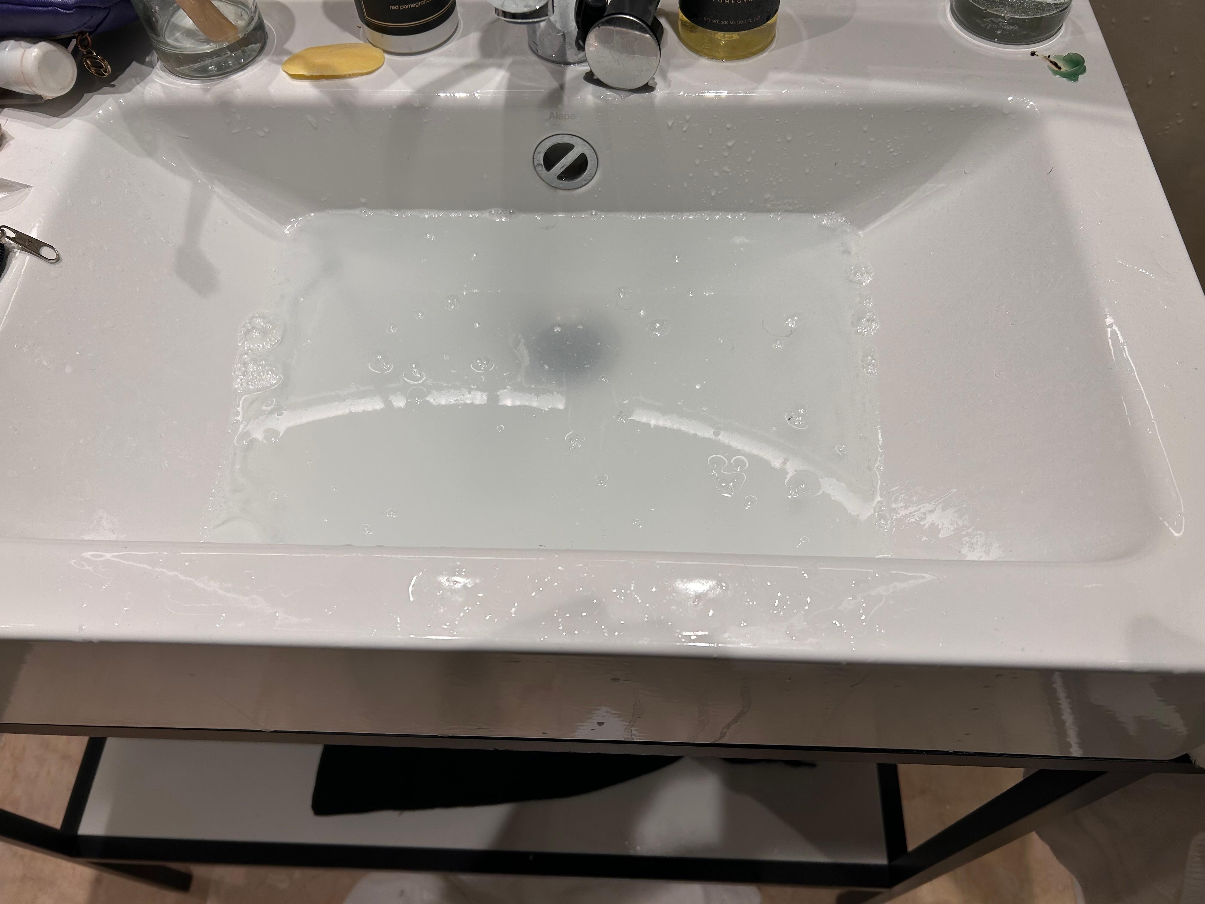 Pia as vezes demorava para esgotar a água 