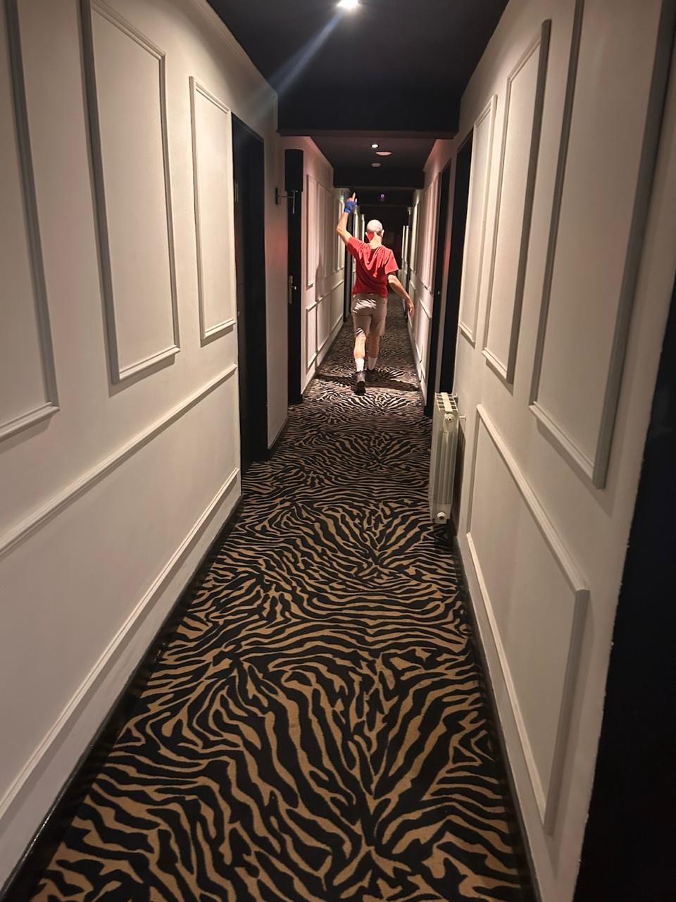 Pasillo con personaje extraño