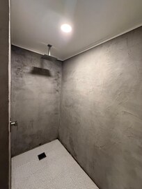 A beautiful shower with space for two 😏
