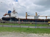 un énorme cargo sassant dans l’écluse du port de Ouistreham