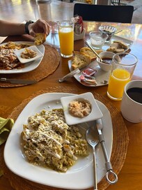Recomendación, los chilaquiles verdes con pollo. O los chilaquiles con un huevo (preparados a tu elección).