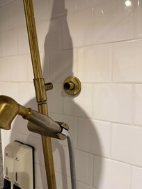 Lose Duschgarnitur
Außerdem funktionieren nur 4 der vorhandenen 8 Steckdosen