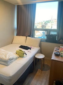 大通り沿いの我が部屋。1人で宿泊。