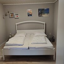 Das "Elternschlafzimmer".
Bequemes Bett, Schrank, Stuhl.
Auch bei großer Hitze draußen, schön kühl.
Sehr ruhig.