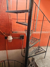 Los contactos estaban expuestos y con la lluvia podrían ocasionar accidentes ya que estaban muy próximos al metal de la escalera