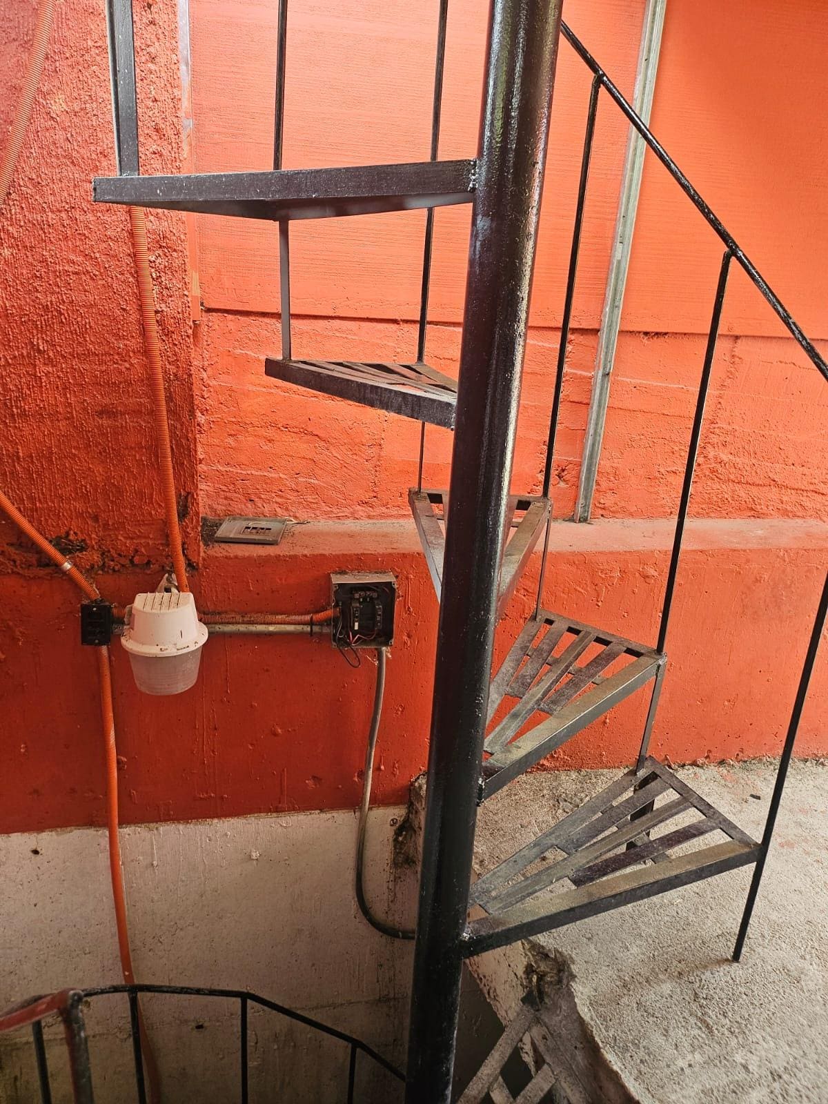 Los contactos estaban expuestos y con la lluvia podrían ocasionar accidentes ya que estaban muy próximos al metal de la escalera