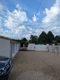 Passage commun avec les voisins. Cela donne juste devant les chambres