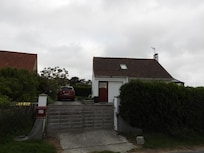 L'entré du gîte et le petit parking bien utile