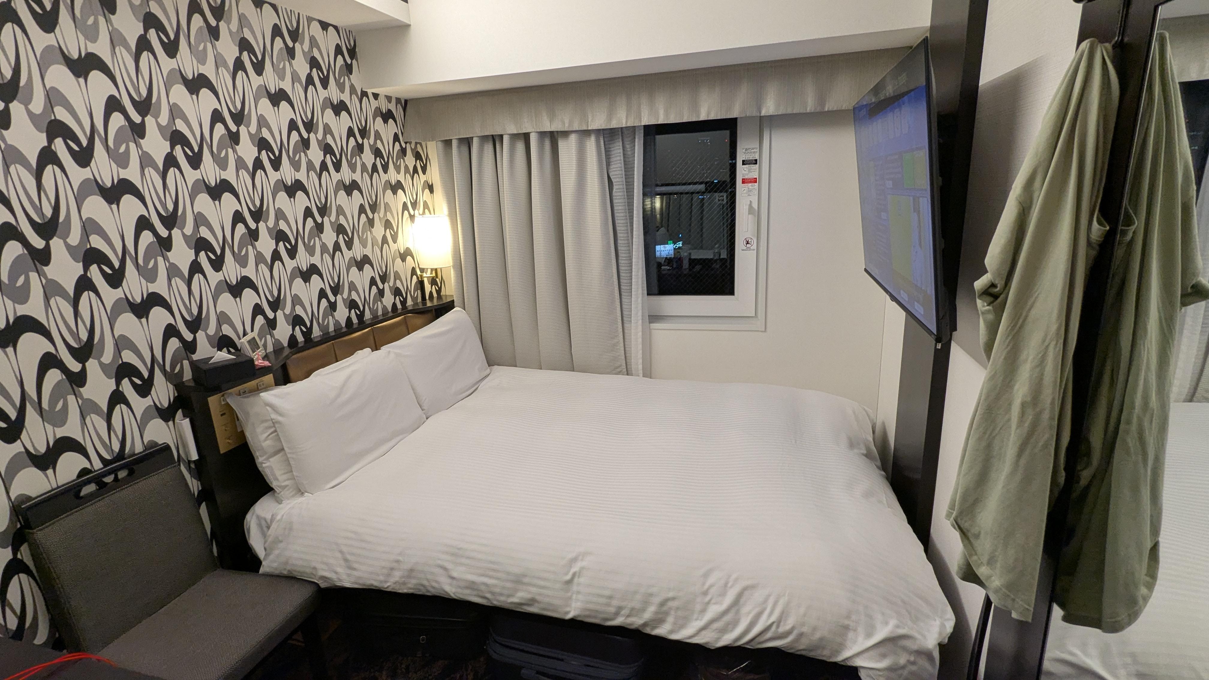 Petite chambre, dommage que le lit ne soit accessible que d'un côté ce qui n'est pas pratique