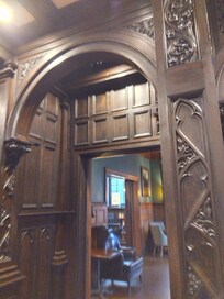 職人による木彫りアーチ