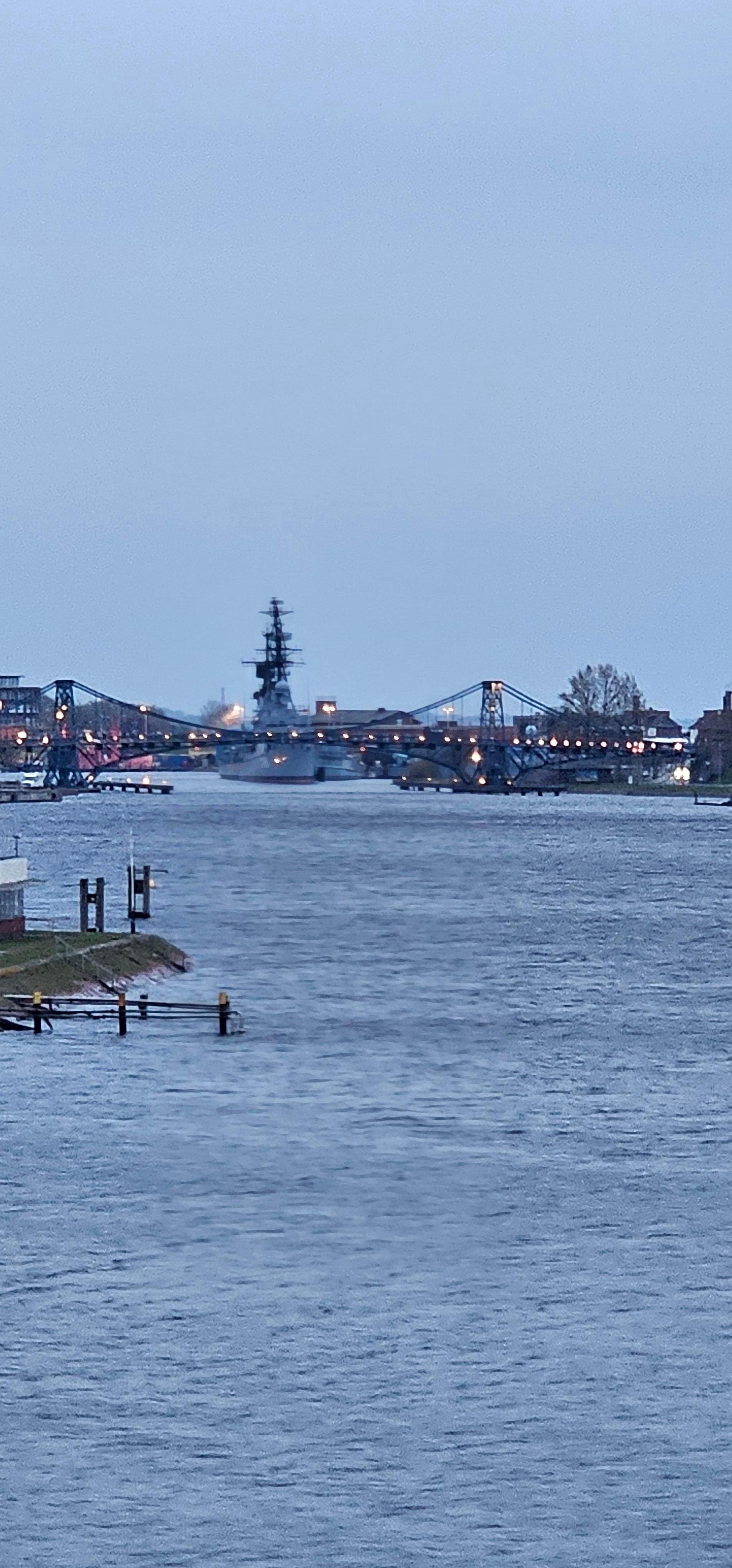 Blick auf den Hafen und Brücke 