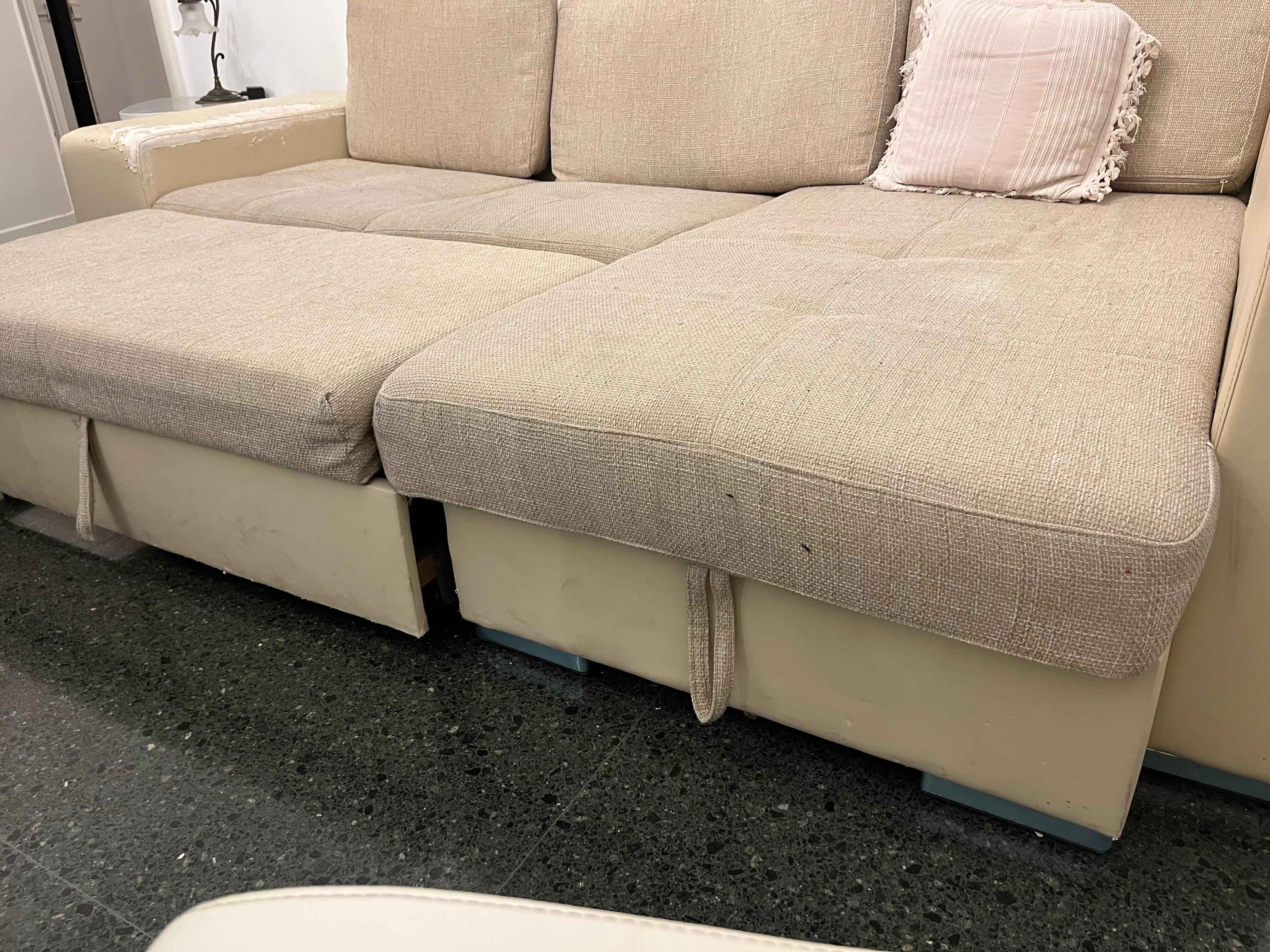 A broken signed with no linen