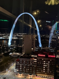 Taken fromNightclub across the street - shows the proximity of Drury to the Arch and Gateway Park.