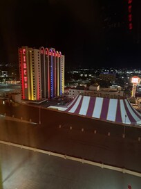 Great view but our room was in different building than lobby. Far walk!