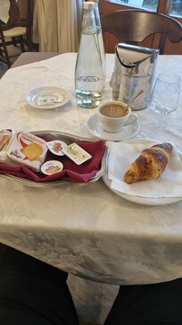 Ich würde das bisschen hier nicht als reichhaltiges Frühstück bezeichnen.