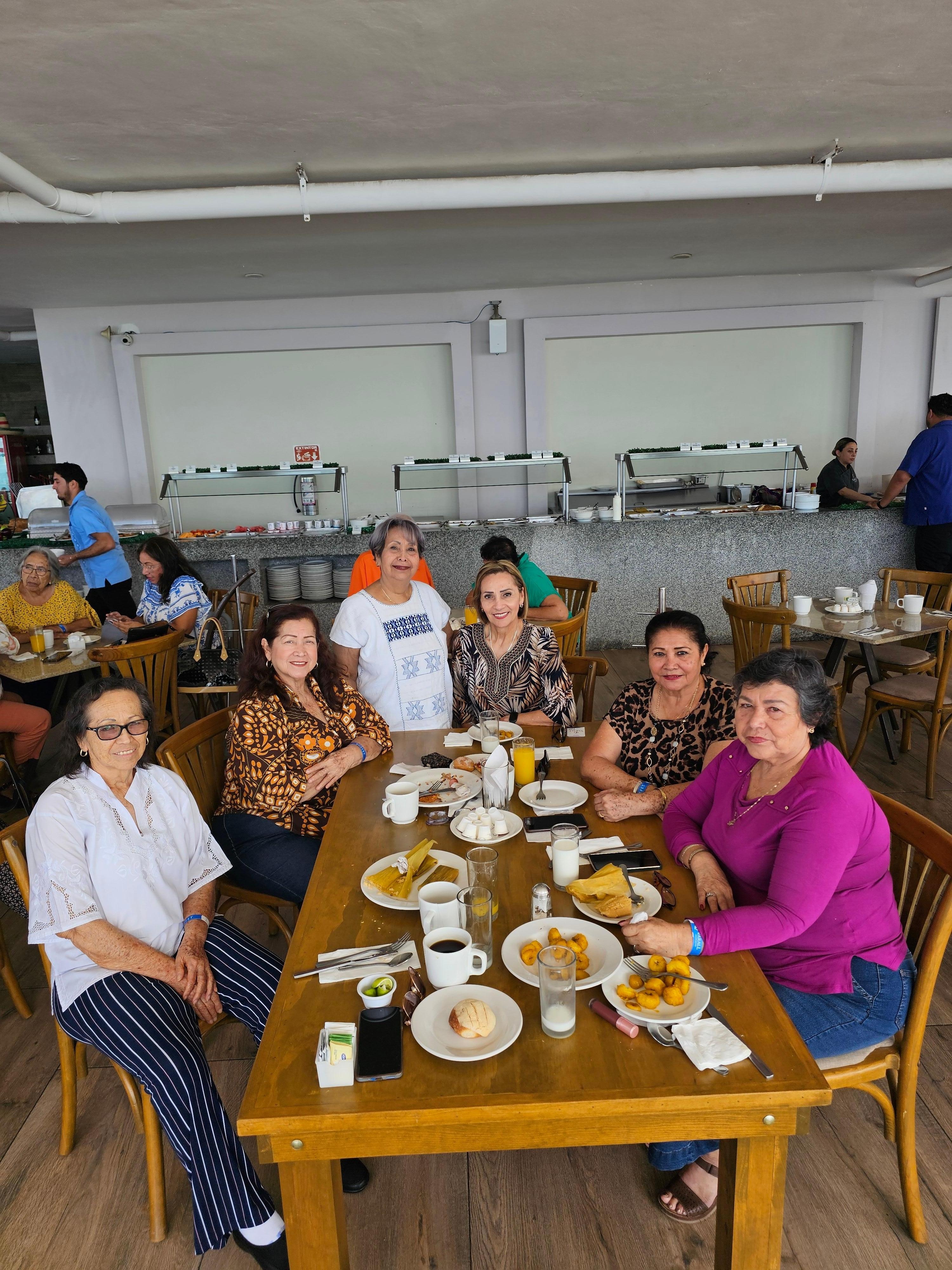 CON MIS AMIGAS DISFRUTANDO EN EL BUFETT 