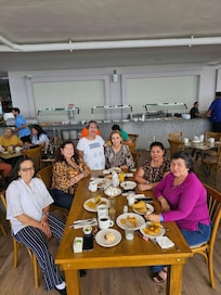 CON MIS AMIGAS DISFRUTANDO EN EL BUFETT