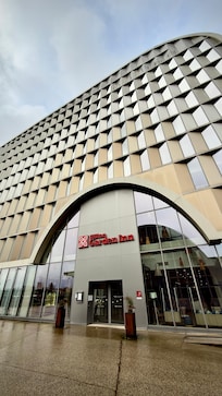 The outside of the hotel.