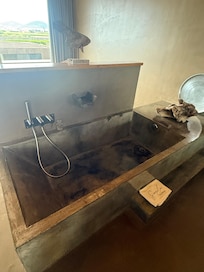 Bath tub
