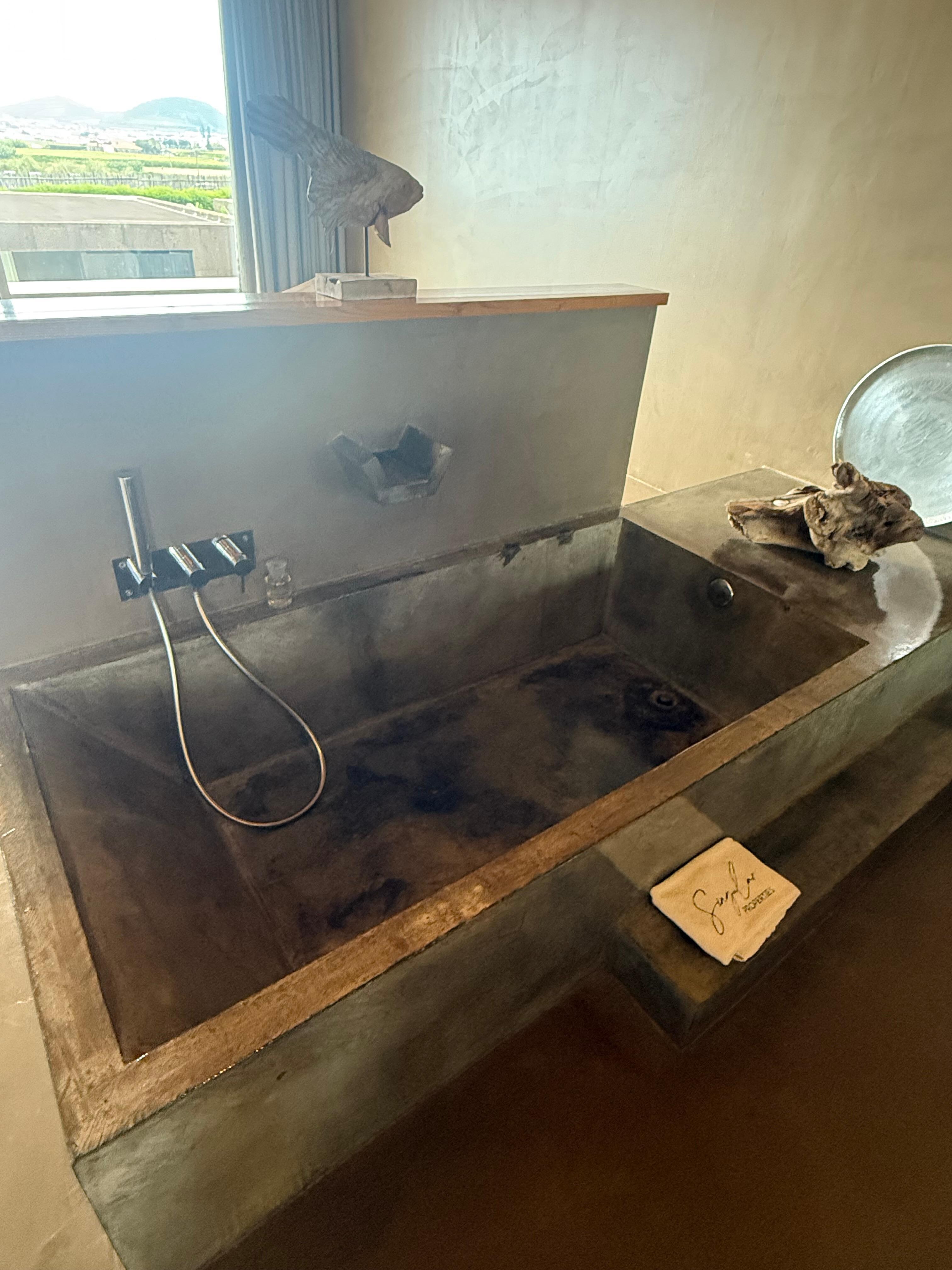 Bath tub