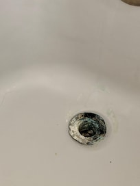 Drain in bathtub was not cleaned