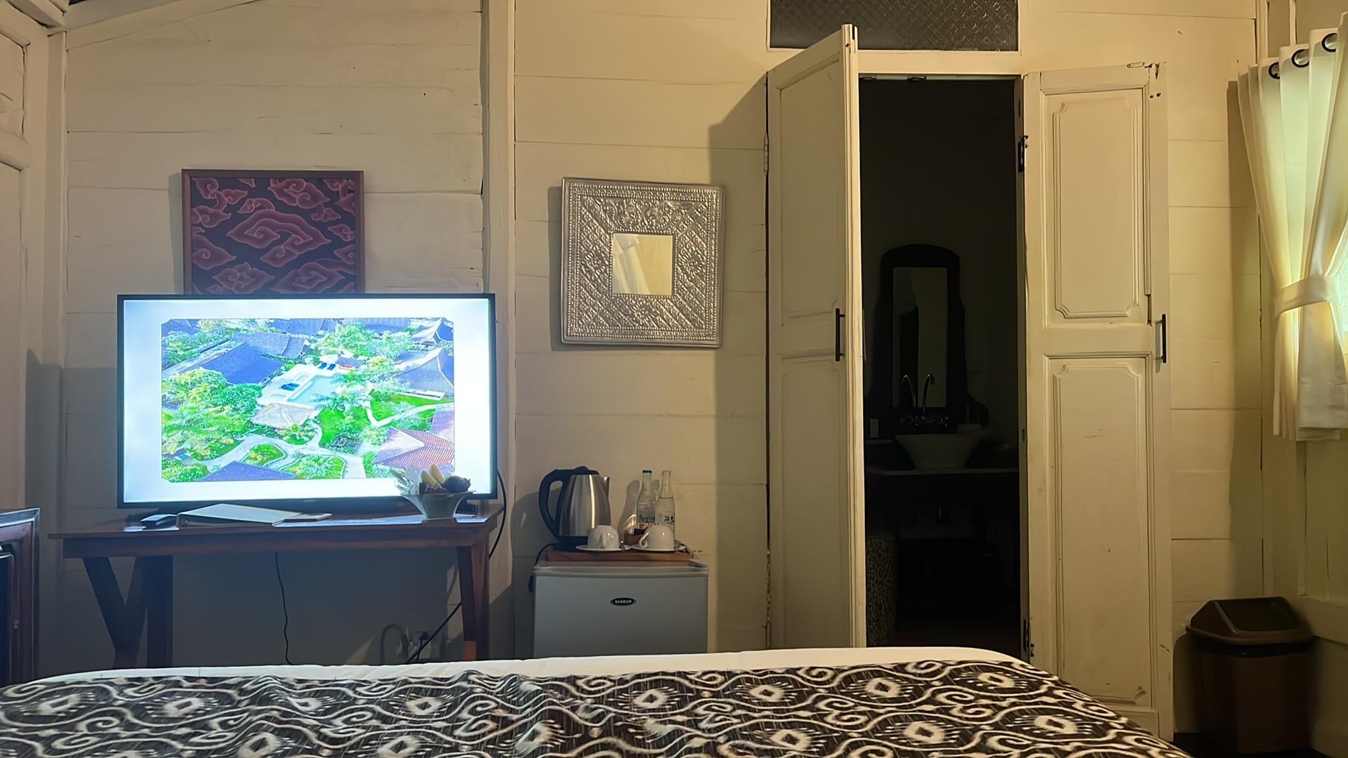 1 bedroom with nice clean bathroom