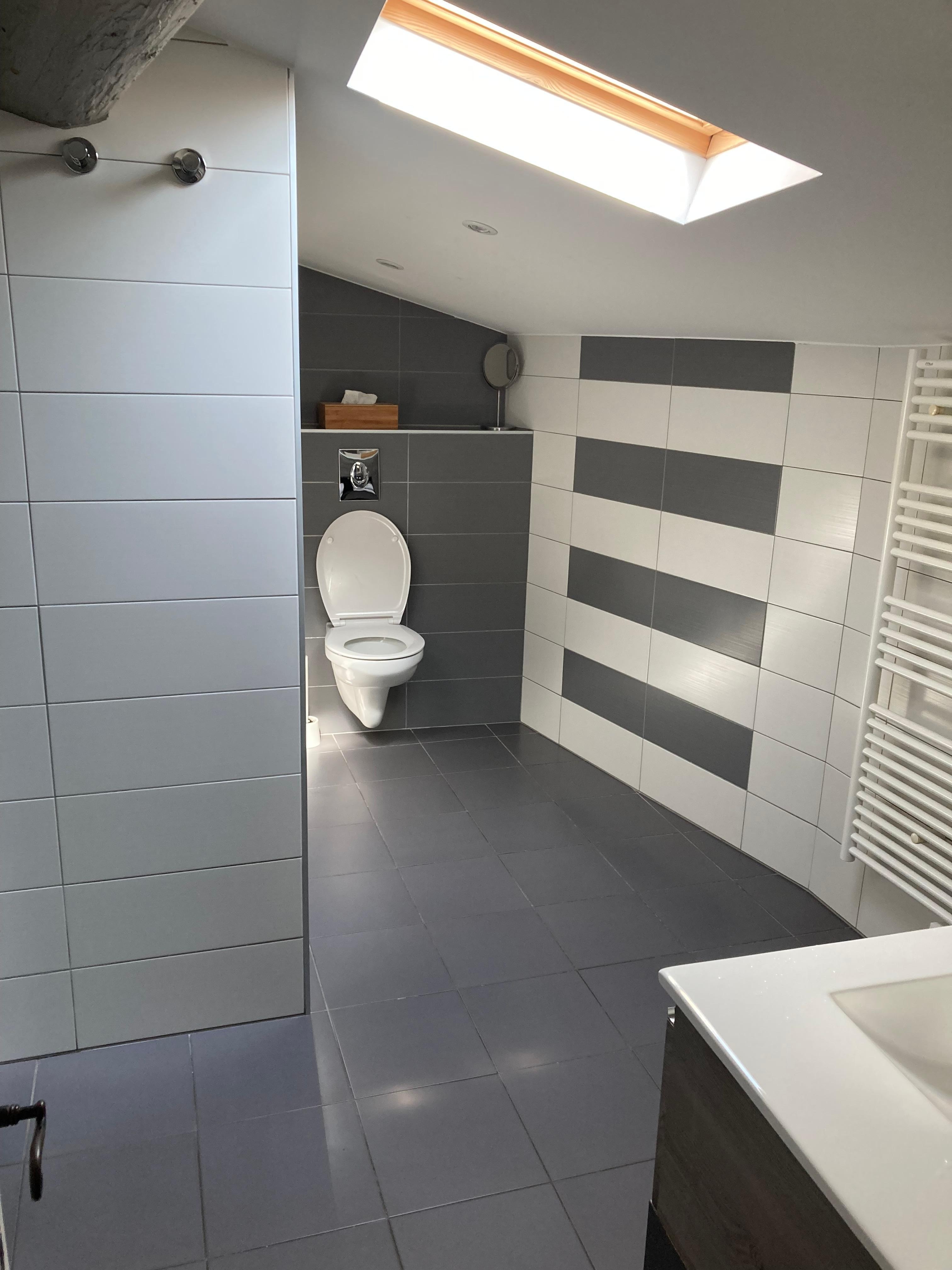 とても広いバス、トイレルーム